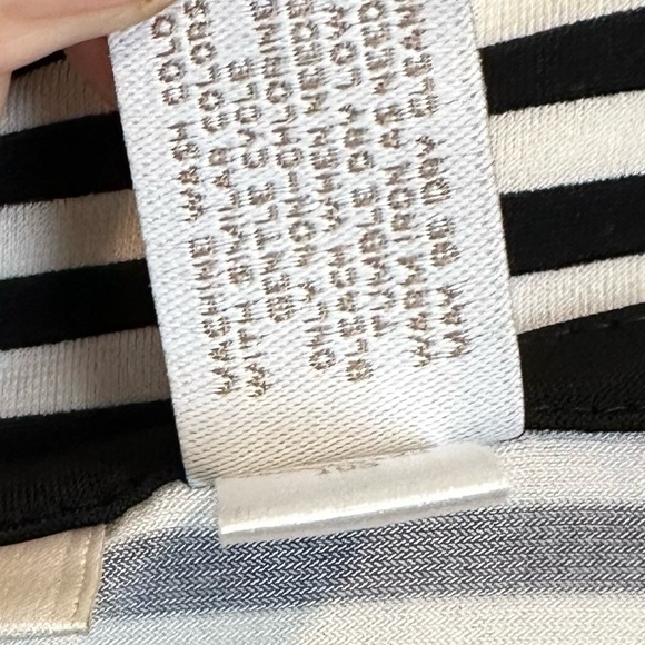 Chico’s Size 1 Medium Black and White Striped Sleeveless Surplice Top Size M🔥 - Picture 5 of 7